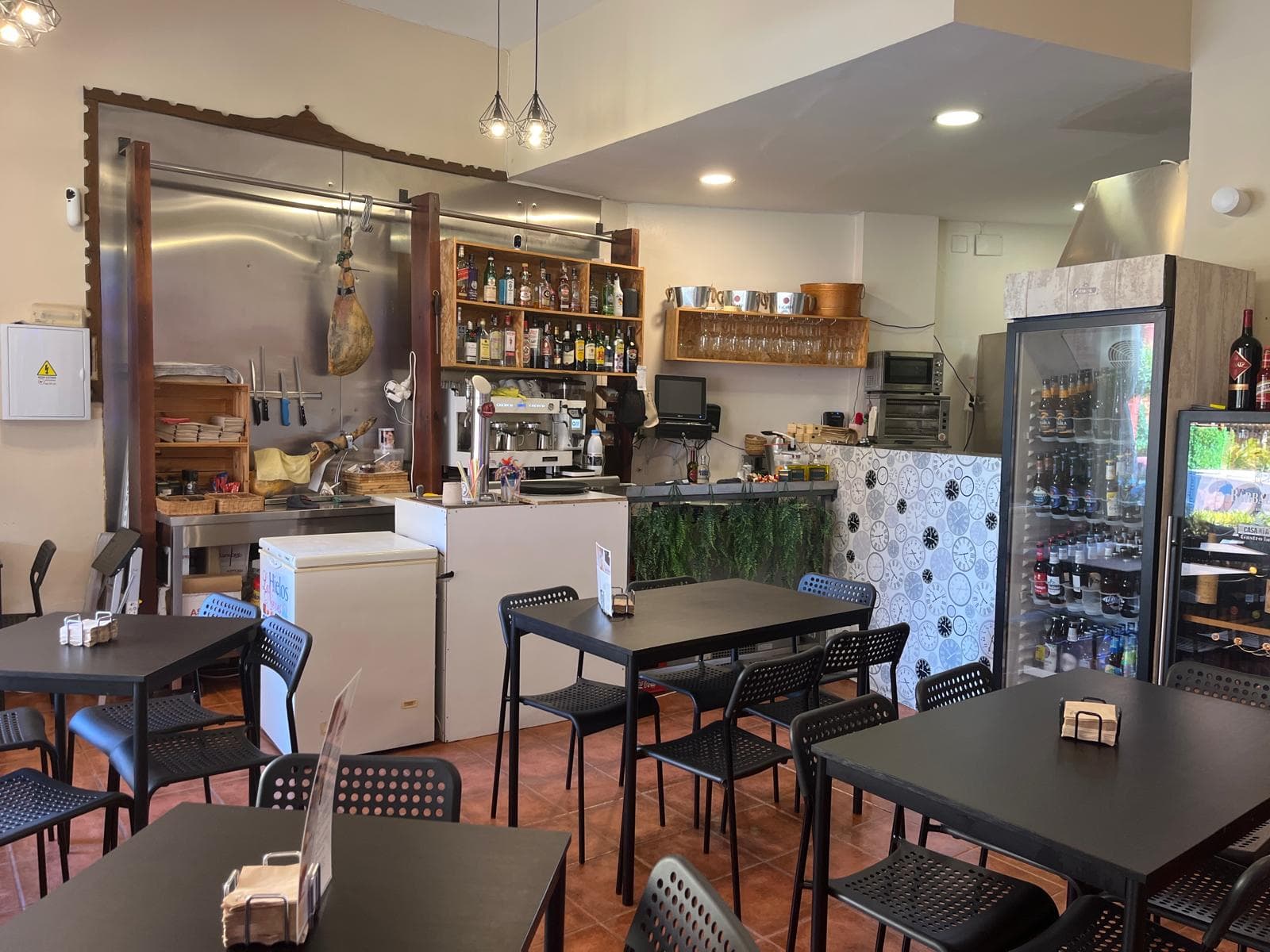 La barra de Casa Ata con jamón ibérico