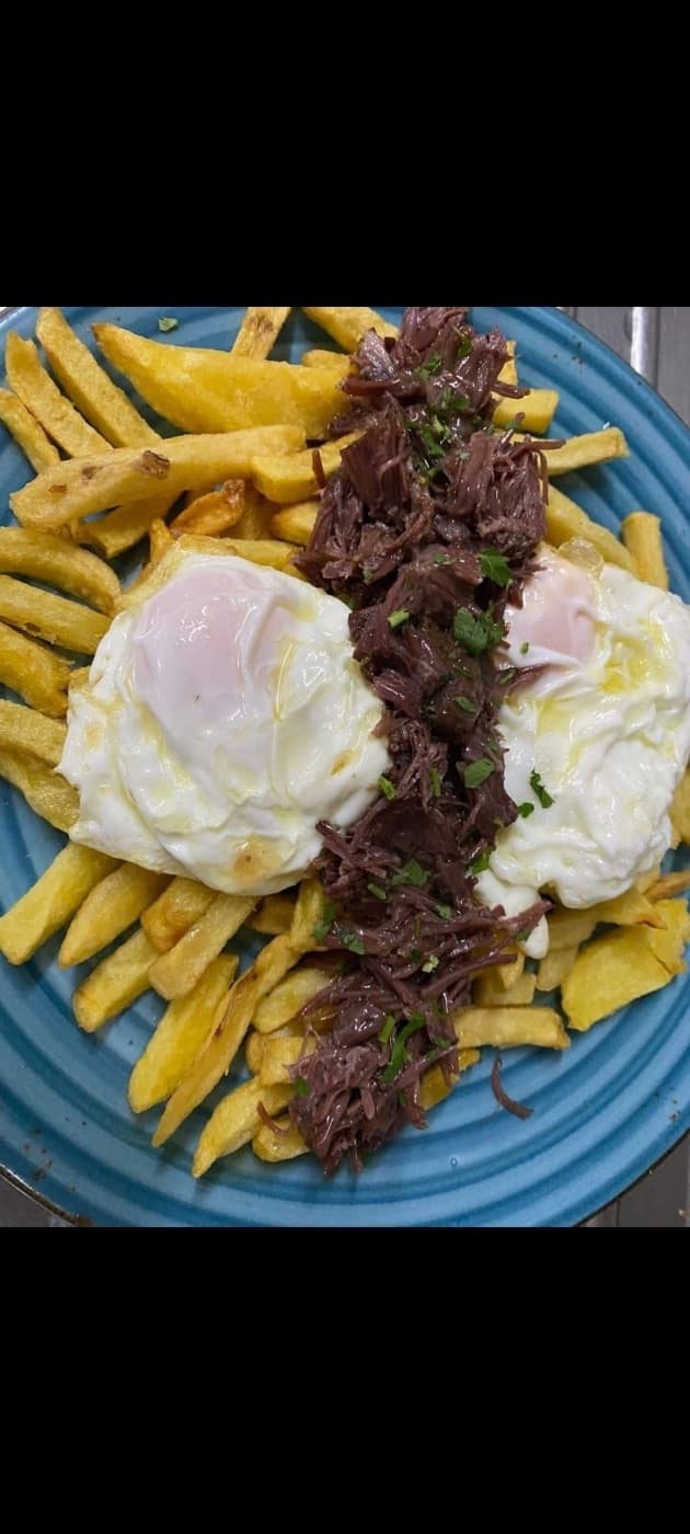 Huevos rotos con carrillada de ternera de Casa Ata, Torrox Costa