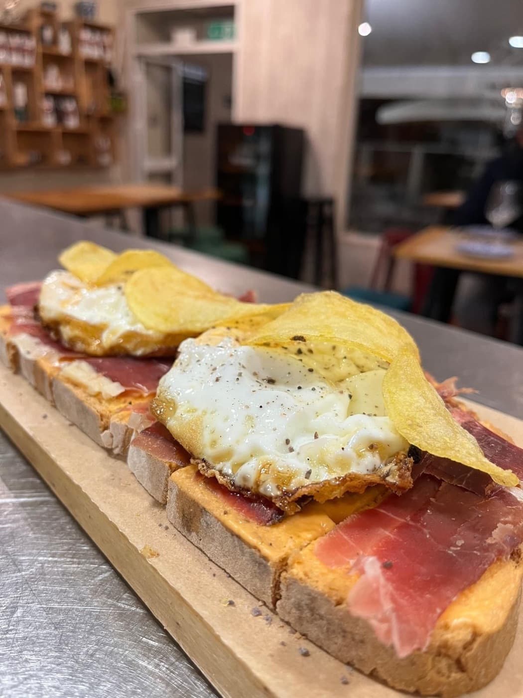 Tosta de jamón con tomate y huevo frito de Casa Ata, Torrox Costa