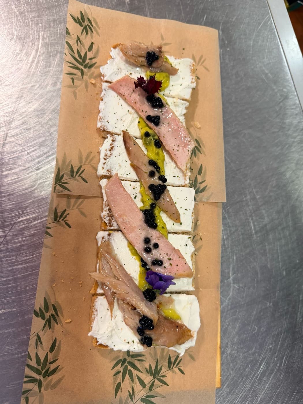 Tosta de ventresca con guacamole de Casa Ata, Torrox Costa