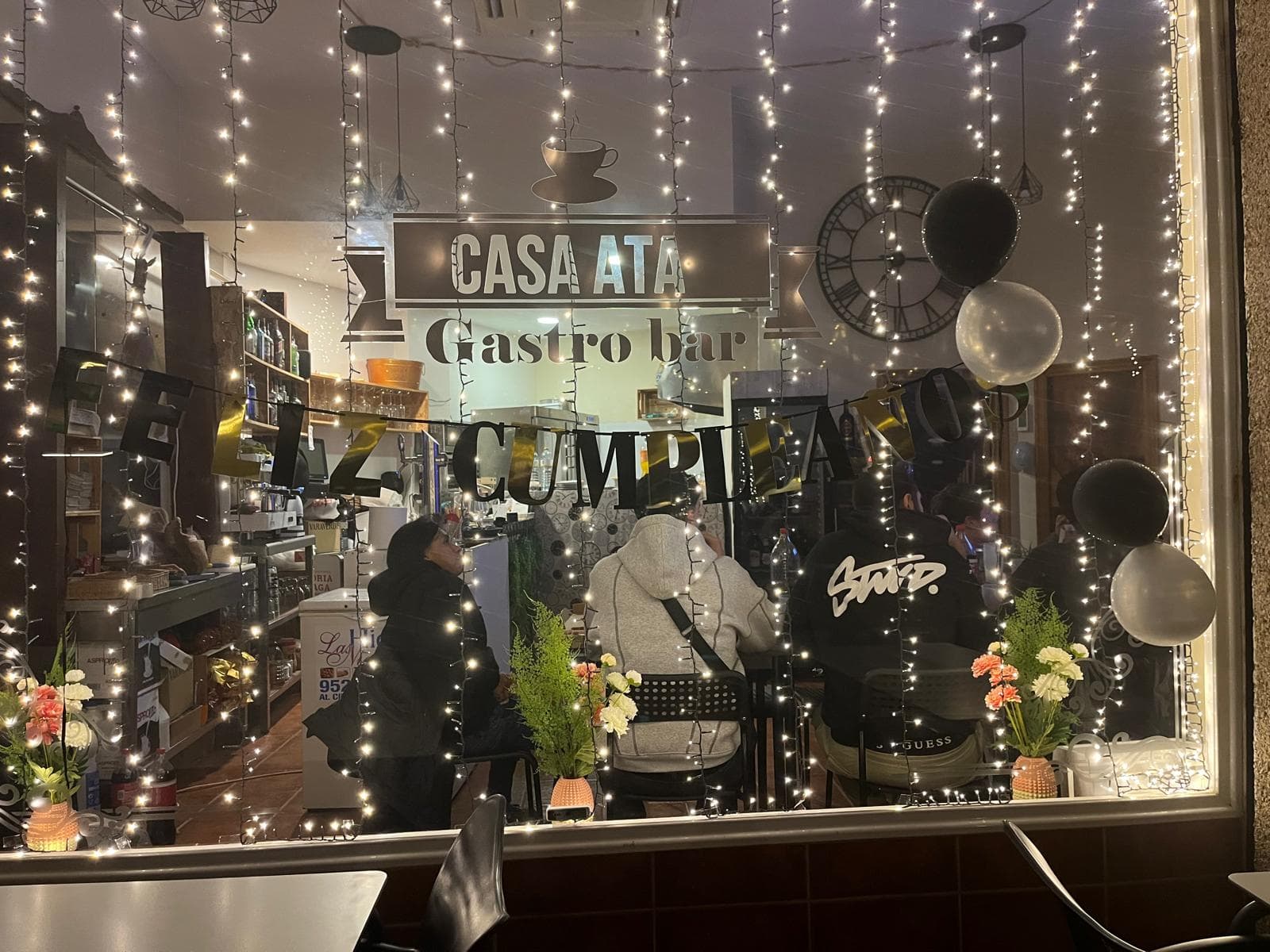Escaparate del bar con decoración