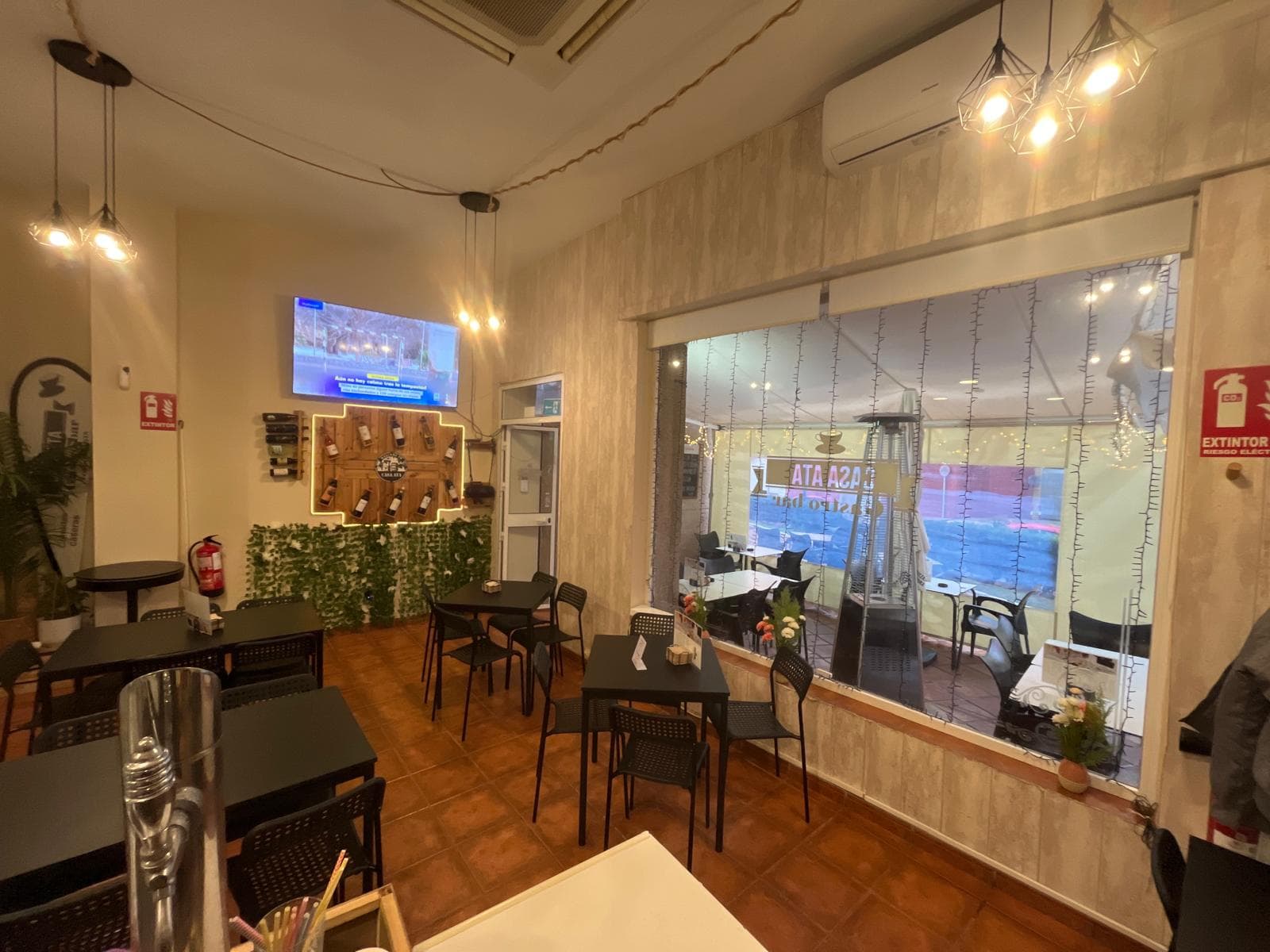 Interior del local de día