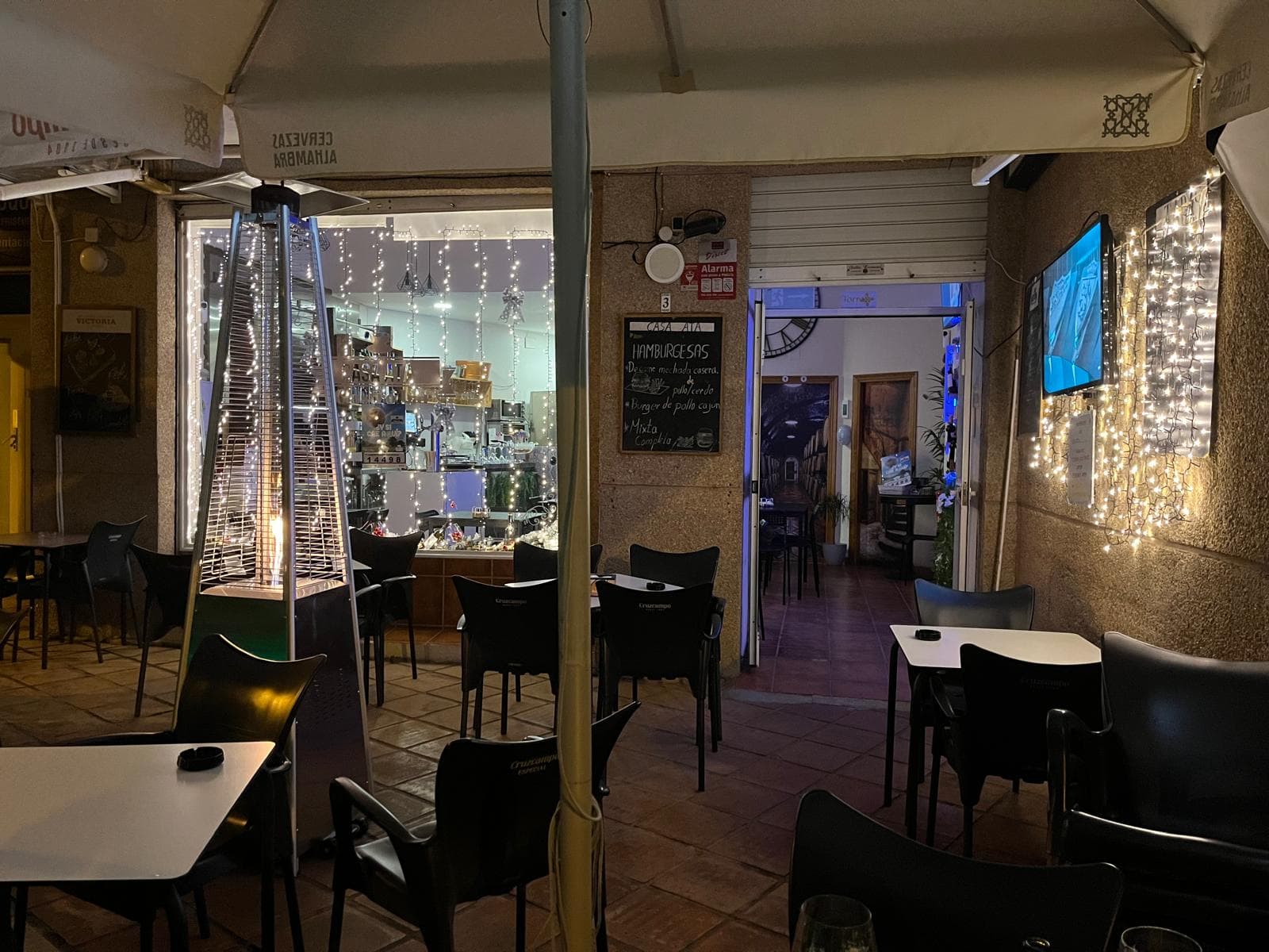 Terraza de noche con televisión